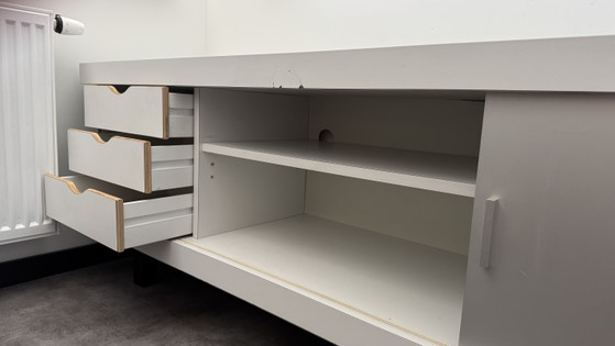 Image 1 of Castelijn sideboard d242 white with aluminium doors and black side panels