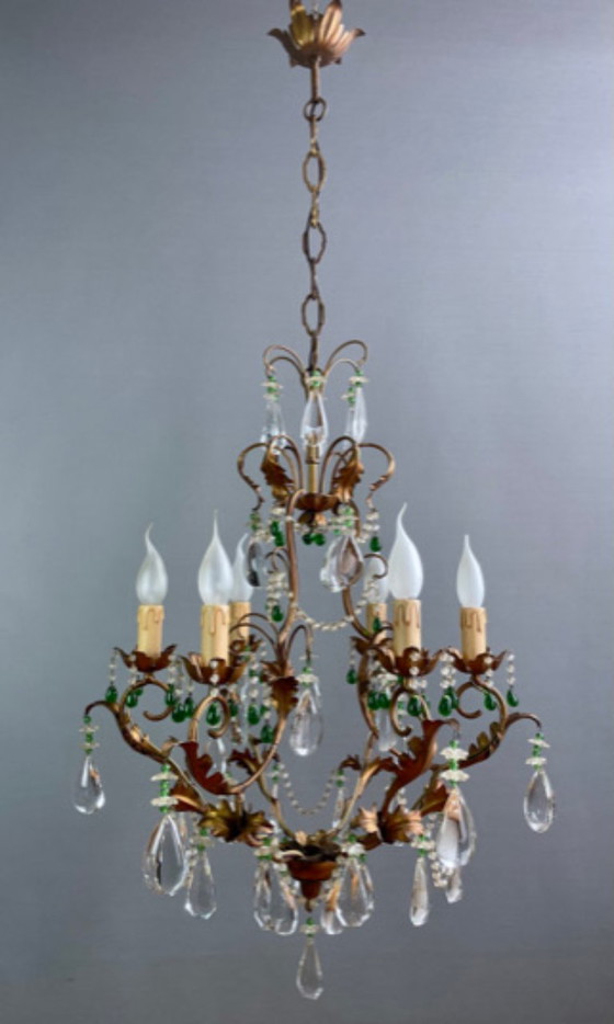Image 1 of Vintage kroonluchter met zes lampen, versierd met gouden bladeren en kristallen, in klassieke Italiaanse stijl.
