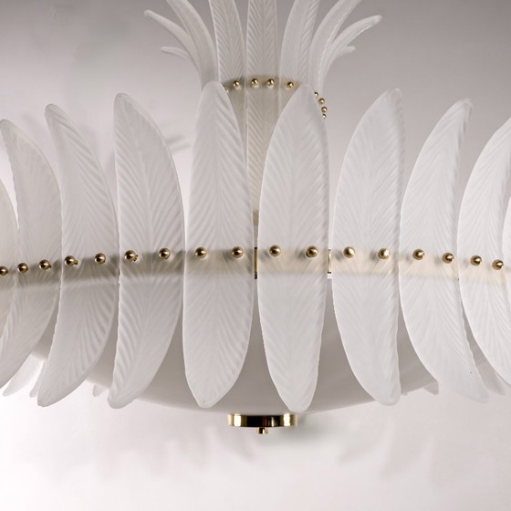 Image 1 of Lustre Art déco en verre de Murano italien, orné de plumes et de détails en laiton.