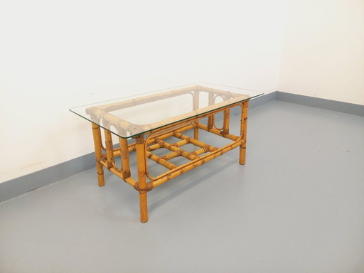 Tavolino da caffè vintage in vetro trasparente e rattan degli anni '70