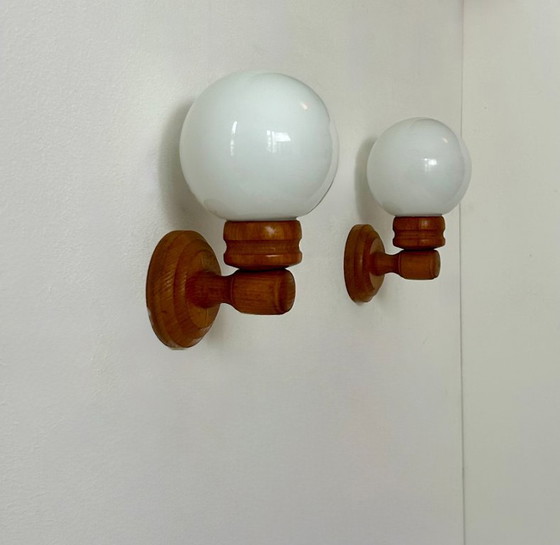 Image 1 of Coppia di applique vintage, pino e vetro opalino, Francia 1980