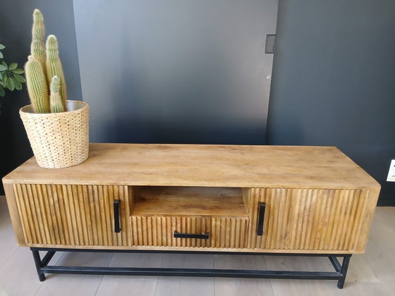 Image 1 of Meuble TV en bois exotique massif avec façade à lattes – 150 cm