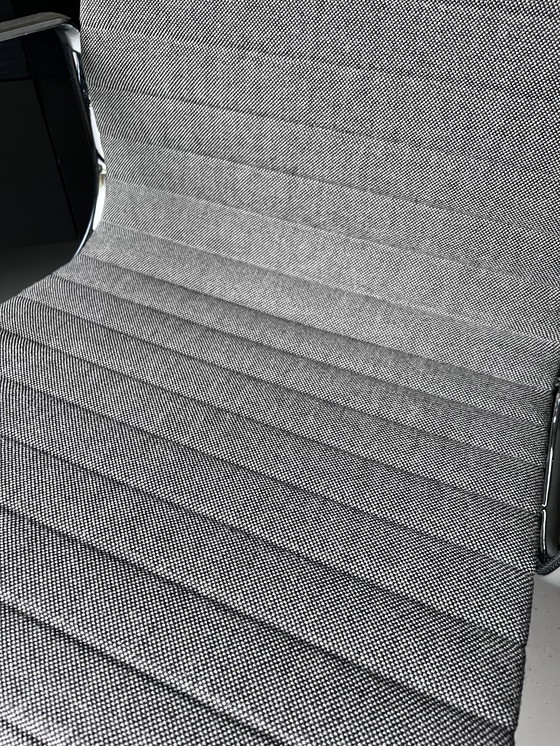Image 1 of Vitra Eames EA108 – Lichtgrijze stof / Chroom (set van 4) – Zo goed als nieuw