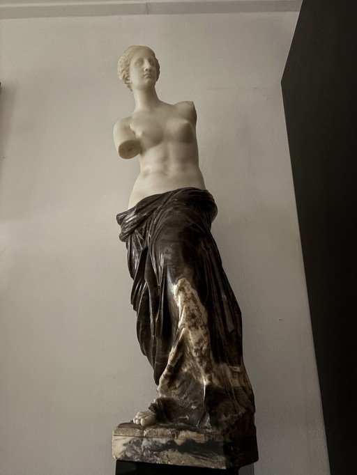 Marmorstatue aus zwei Marmorsorten