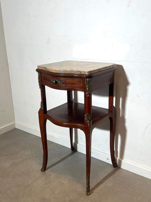 Mesa auxiliar antigua francesa estilo Luis XV con tapa de mármol. – bijzettafels