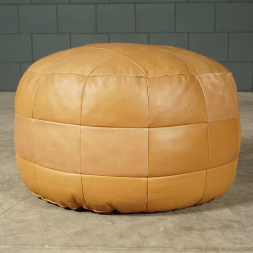 Puf vintage de cuero con patchwork (años 70)