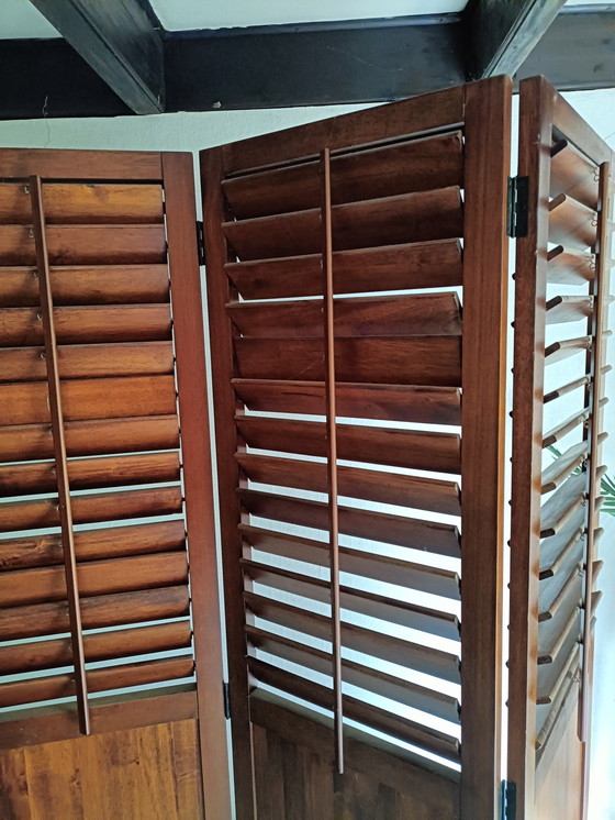 Image 1 of Séparateur d'écran à lames en bois d'acajou