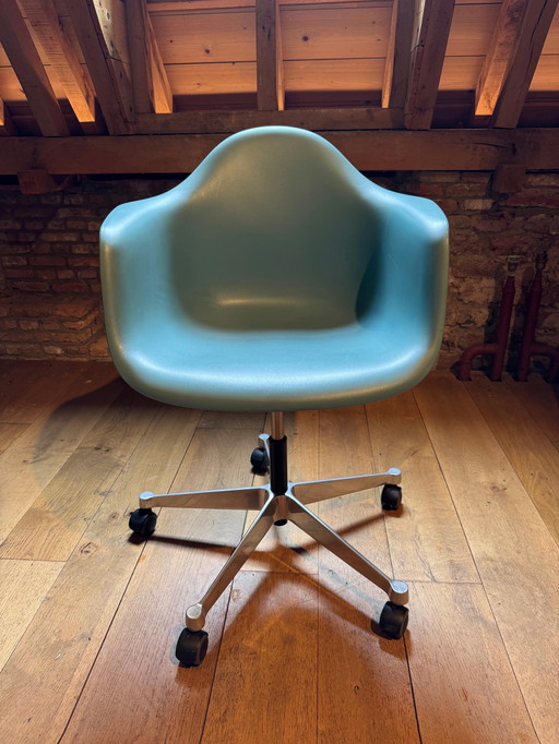 Vitra Eames PACC