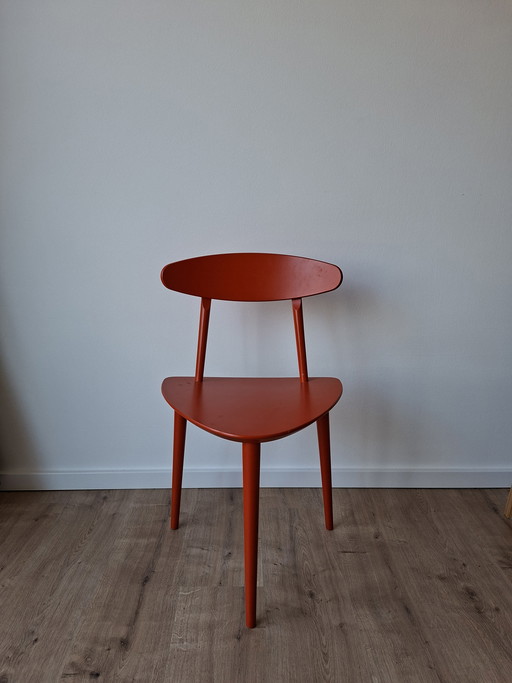 Sillas de diseño Hay J107 de Paul M. Volther. Precio por unidad: 120 € o 500 € por el juego de 5 sillas.