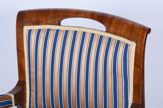 Gerestaureerde Biedermeier fauteuil, walnootfineer, sparrenhout, eikenhout, Tsjechisch, jaren 1830 – Textile (photo 5 of 11)