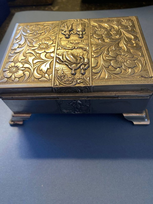 Decorative silver-plated metal box – 18th-century gallant scenes – Rococo style – decoratieve objecten (photo 2 of 6)