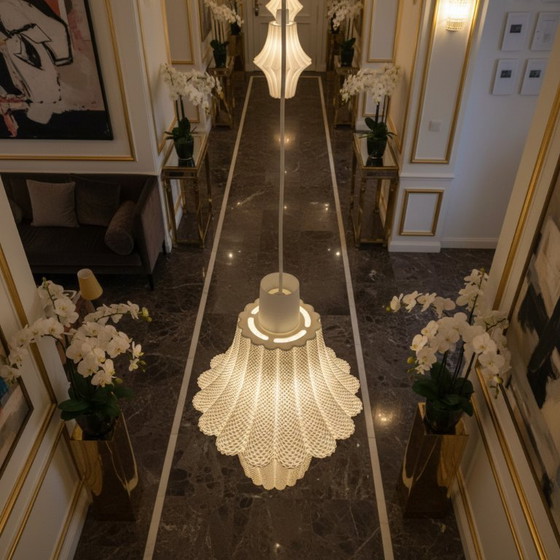 Image 1 of Lampada a sospensione bianca scultorea: design senza tempo