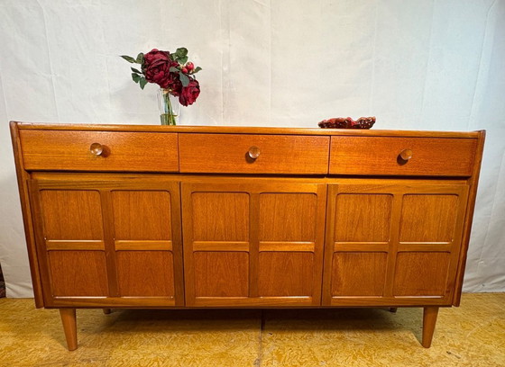 Image 1 of Een zeer gewild teakhouten dressoir in mid-century modern stijl van Nathan, circa 1960-1970.