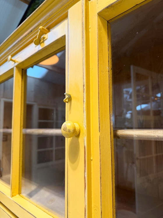 Image 1 of Vintage gele vitrinekast hout | Wandkast | Buffetkast 