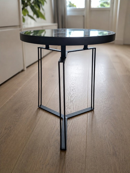 Tavolino rotondo moderno con piano in vetro nero