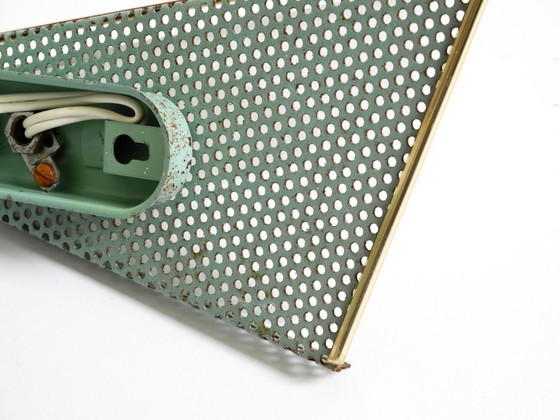 Image 1 of Ein Paar wunderschöne mintgrüne Wandlampen im Mid-Century-Modern-Stil aus perforiertem Blech mit Plexiglasschirmen