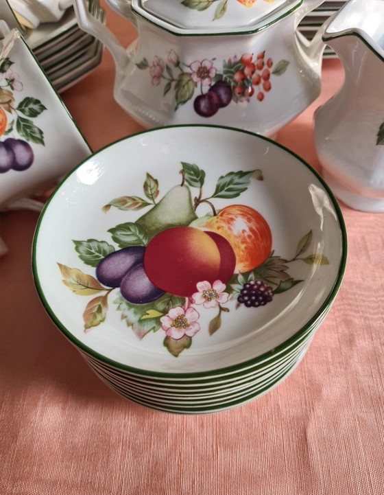 Image 1 of Servizio da tè e torta alla frutta fresca Johnson Brothers England con piatto da portata e petit four.