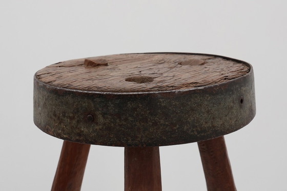 Image 1 of Sgabello francese brutalista a treppiede in rovere massiccio con bordo in metallo, 1850