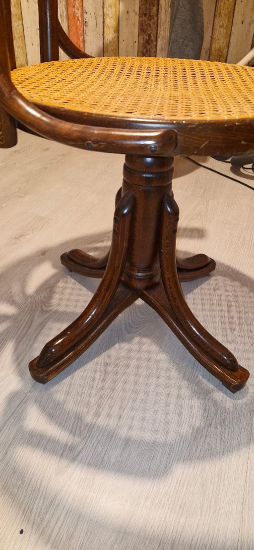 Sedia girevole da capitano in stile Thonet