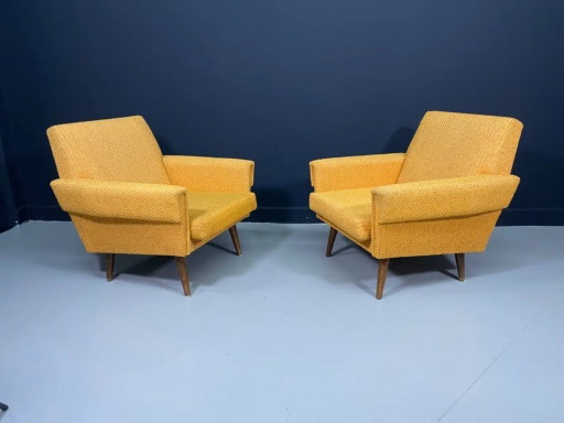 Een paar retro fauteuils, gestoffeerde loungestoelen uit het midden van de 20e eeuw, Midden-Europa, midden 20e eeuw
