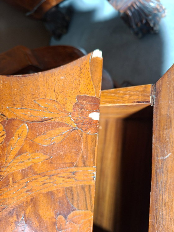 Image 1 of Niederländisches Barock-Triptychon aus den 1920er Jahren – Klappschrank und zwei eingelegte Nachttische