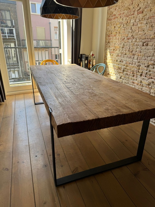 Table à manger robuste