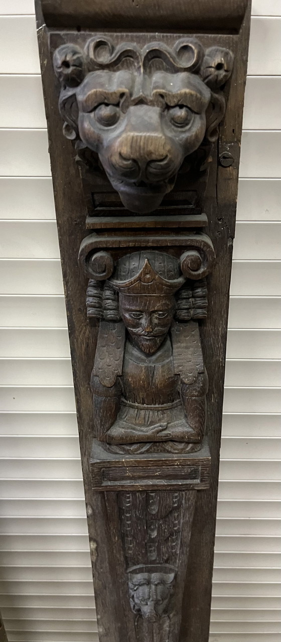 Coppia di pilastri antichi in rovere massello con intaglio in legno raffigurante leone e re/regina. (photo 7 of 10)