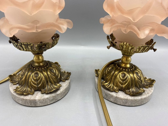 Image 1 of 2 Art Nouveau Tafellampen • Roze Gefrost Glas Bloemenkap • Messing & Marmer Voet