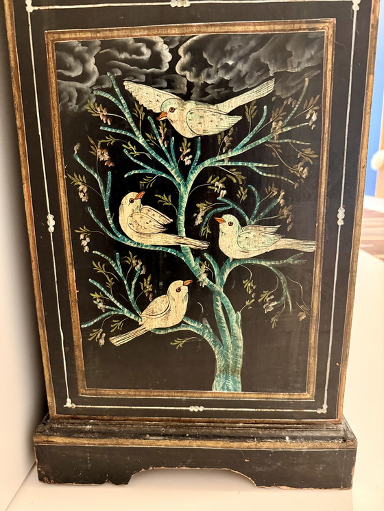 Image 1 of Cassettiera vintage in legno nero, dipinta a mano e riccamente decorata, con 8 cassetti