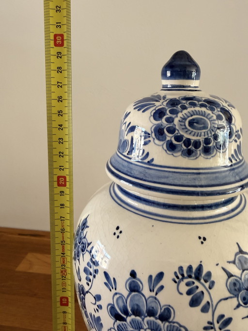 1985 Hand-Painted Delft Blue Lidded Baluster Vase (30 cm) – Signed By Master Painter J.S. – vazen, Porcelain (photo 2 of 8)