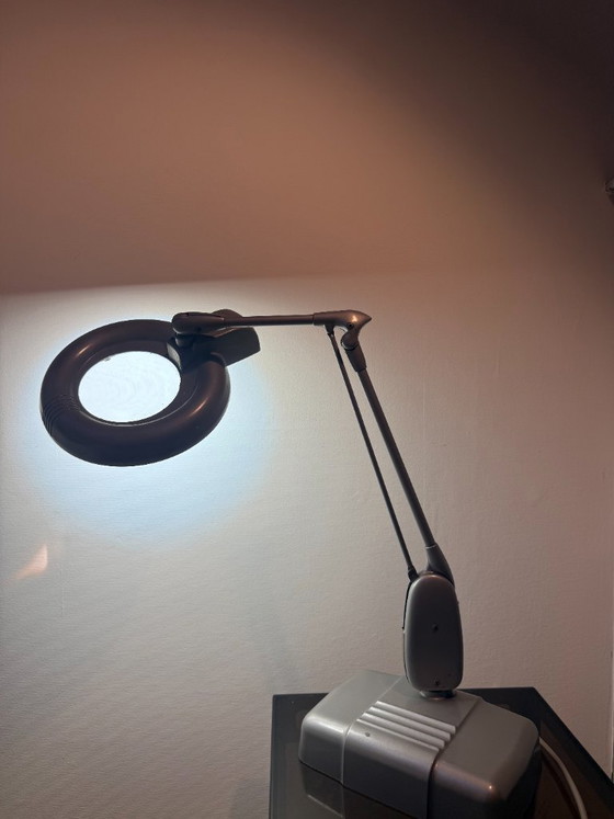 Image 1 of Lampada da scrivania vintage Dazor M-1470R con lente d'ingrandimento e braccio snodabile.