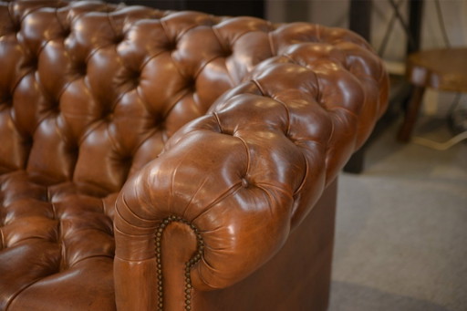 Chesterfield sofa in tufted tan leather