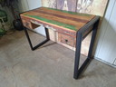 Scrivania colorata, realizzata in legno di recupero, dimensioni 110x50 cm e altezza 78 cm.