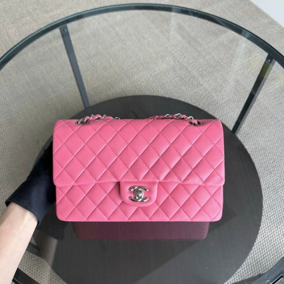 Image 1 of Borsa Chanel Classic Flap Medium - 25 cm in pelle di agnello trapuntata rosa chiaro con finiture argentate, serie 16