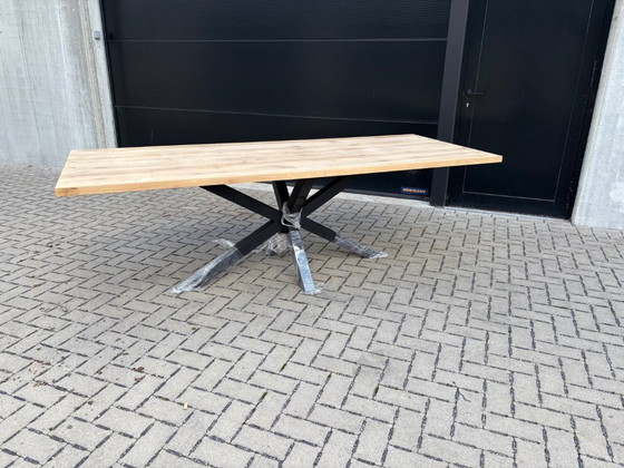 Image 1 of Tavolo in rovere con gamba a ragno in acciaio