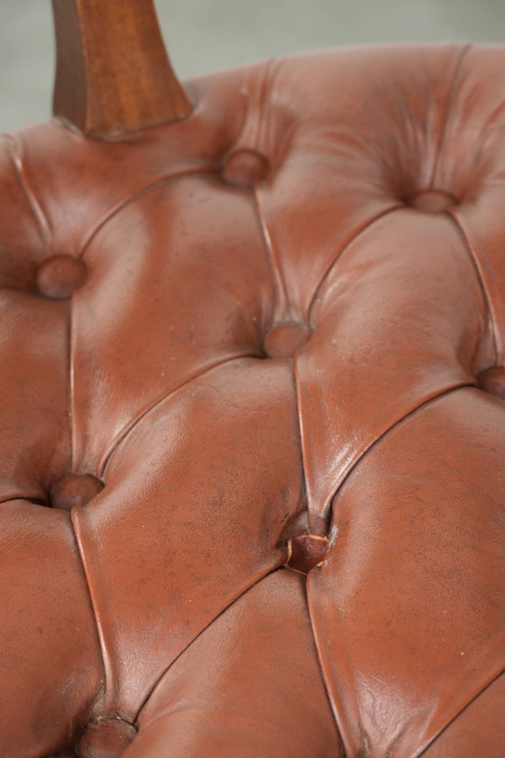 Image 1 of Rundleren draaibare Engelse stijl chesterfield bureaustoel in een mooie bruine kleur