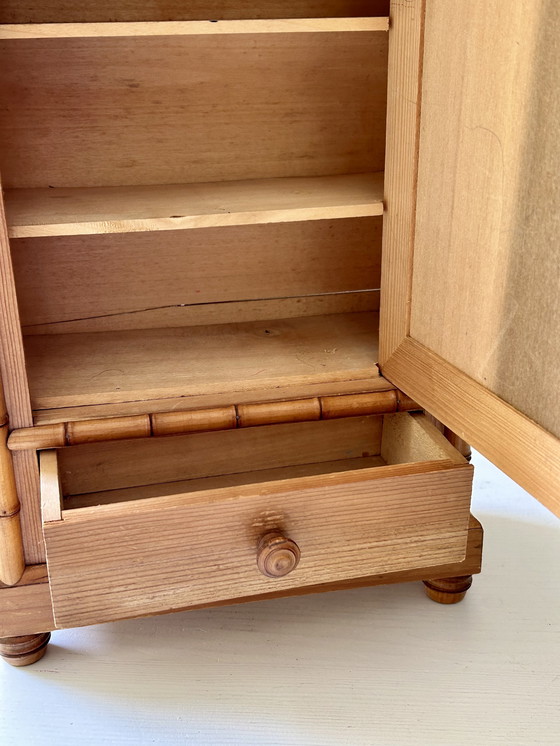 Image 1 of Antiker Medizinschrank aus Bambusimitat mit Spiegel und Schublade, um 1910