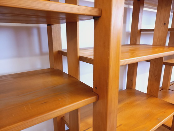 Image 1 of Grote modulaire boekenkast in 6 secties met 30 vintage grenenhouten planken uit de jaren 70 en 80.