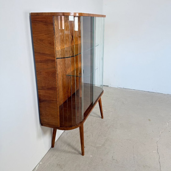 Vetrina vintage con ante in vetro – Impiallacciatura in noce caldo e stile Art Déco – Anni '50 – Vetrine (photo 3 of 14)