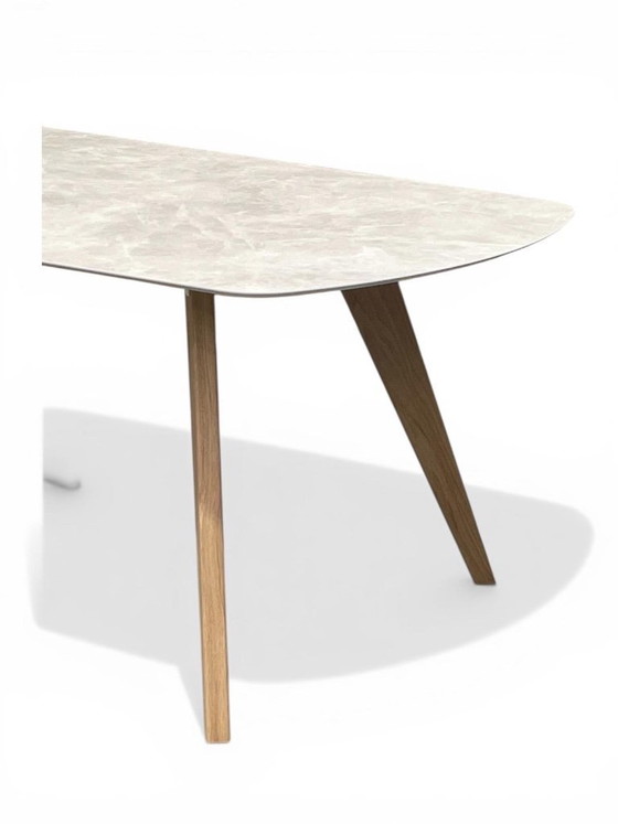 Image 1 of Mesa de cerámica de 260x110 cm con patas de roble macizo.