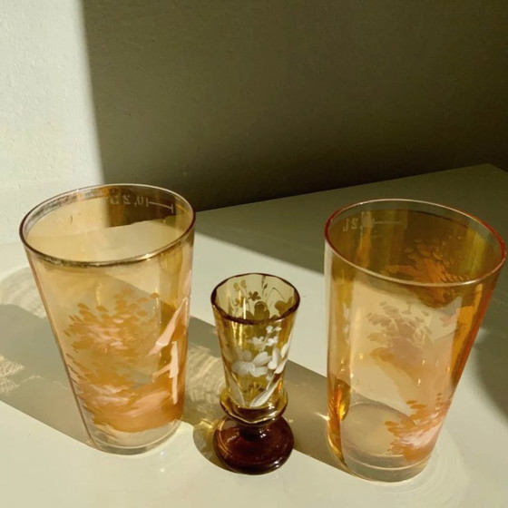 Image 1 of Paar antiker böhmischer Mary Gregory-Trinkgläser aus bernsteinfarbenem Glas, handbemalt mit Emaille, ca. 1890-1910