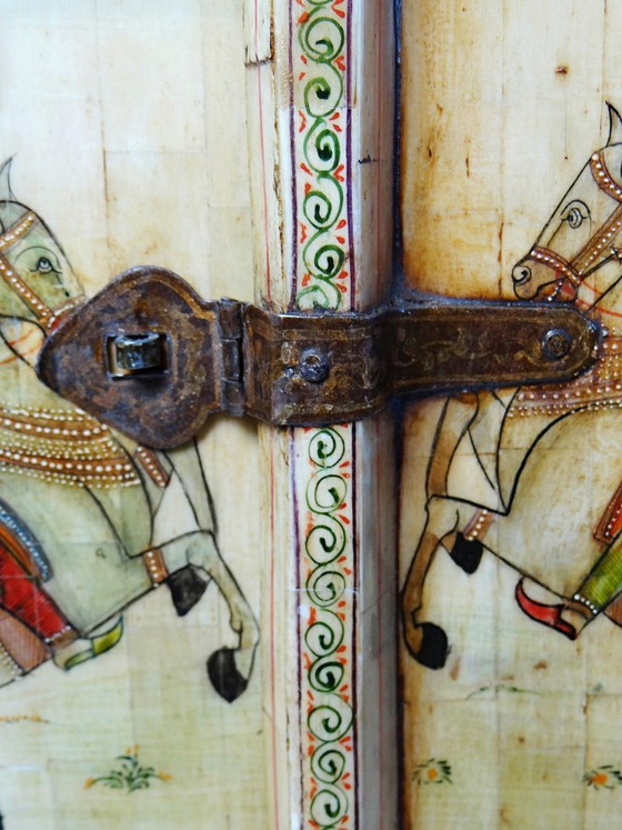 Image 1 of Espejo de ventana de Rajastán en hueso pintado a mano con decoración ecuestre, antiguo, principios del siglo XX.