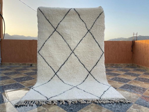 Alfombra bereber de lana natural de 250 cm x 150 cm.