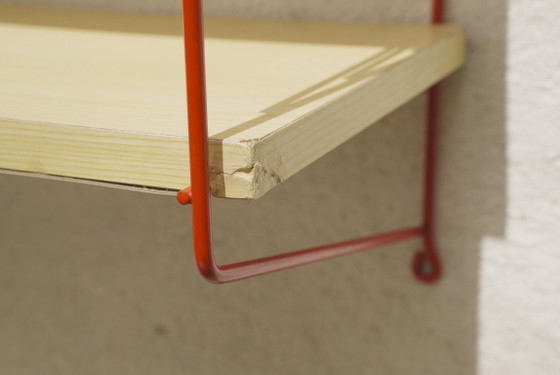 Estantería de pared estilo Tomado String, alambre de metal rojo, chapa de roble, estilo escalera de (photo 11 of 23)