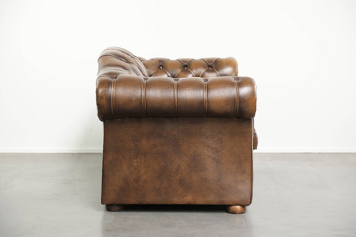 Tijdloze en mooie Engelse rundleren chesterfield 2 zits bank in een luxe kleur