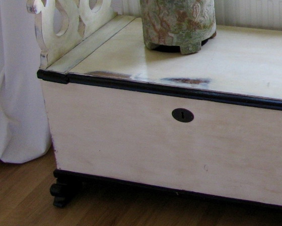 Image 1 of Aufbewahrungsbank, antik, lackiert