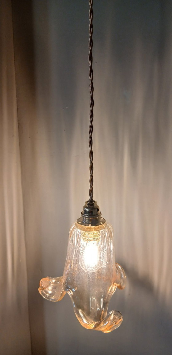 Image 1 of Lampada a sospensione vintage in vetro di Murano dalla delicata forma floreale.