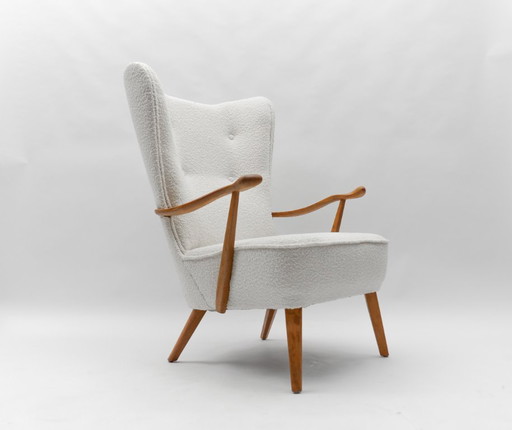 Sillones grandes de orejas de tela bouclé blanca con reposabrazos ergonómicos, década de 1950