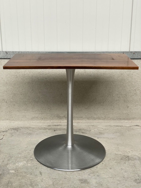 Image 1 of Mesa auxiliar de nogal de mediados de siglo con base de tulipán