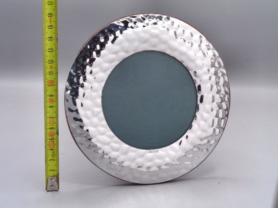 Image 1 of Handgemaakt en gehamerd fotolijstje van verzilverd metaal, 10 cm diameter.